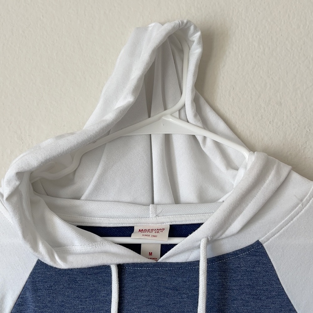 MOSSIMO SUPPLy. Size M . Color white & blue - Picture 3 of 5
